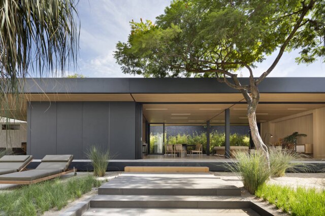 Zeca Wittner/Estadão A fachada principal da Syshaus, com amplas aberturas para o jardim externo Tempo, projetado por Renata Tilli, Vera Oliveira e Lucas Tell Push