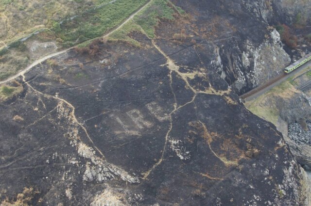 Garda Air Support Unit/Irish Air Corps via AP Incêndios florestais na Irlanda fizeram ressurgir avisos pintados na costa marítima do país durante a Segunda Guerra Mundial