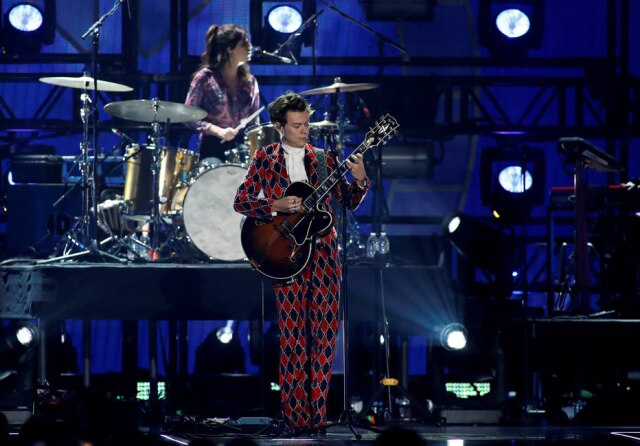 REUTERS/Steve Marcus Harry Styles usa terno estampado durante show.