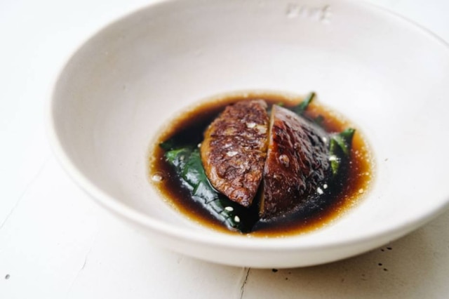 No Maní, o caramujo do mar é servido com shiitake, beldroega e consommé de cogumelos com tucupi