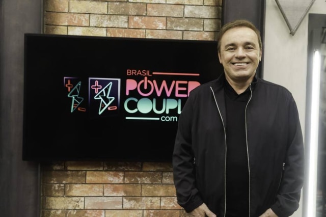 Antonio Chahestian / Record TV / Divulgação O apresentador do 'Power Couple Brasil', Gugu Liberato.
