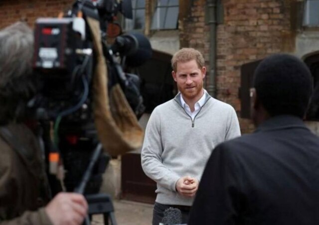 Steve Parsons/Pool via REUTERS Príncipe Harry fala à imprensa após nascimento do filho em Windsor.