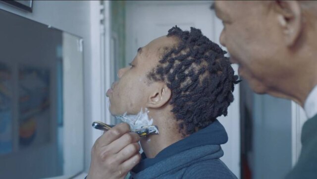 Reprodução do vídeo 'First Shave, the story of Samson' / Facebook/Gillette Samson, rapaz trans do Canadá, faz a barba pela primeira vez com a ajuda do pai.