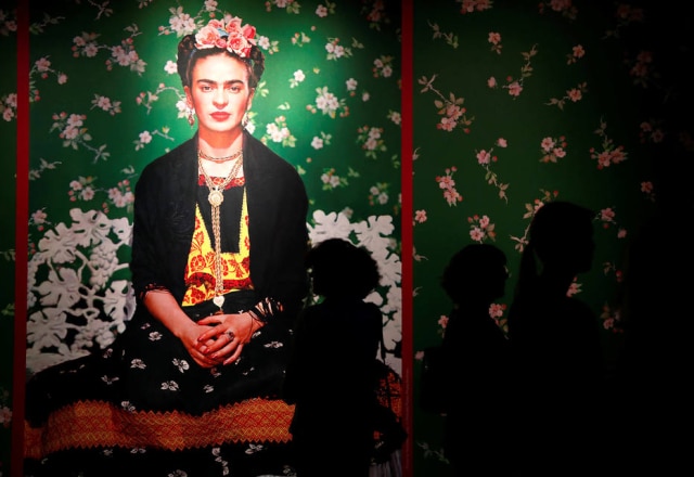 Bernadett Szabo/Reuters Visitantes na exposição 'Frida Kahlo: Obras-primas do Museo Dolores Olmedo, Cidade do México', na Hungria.
