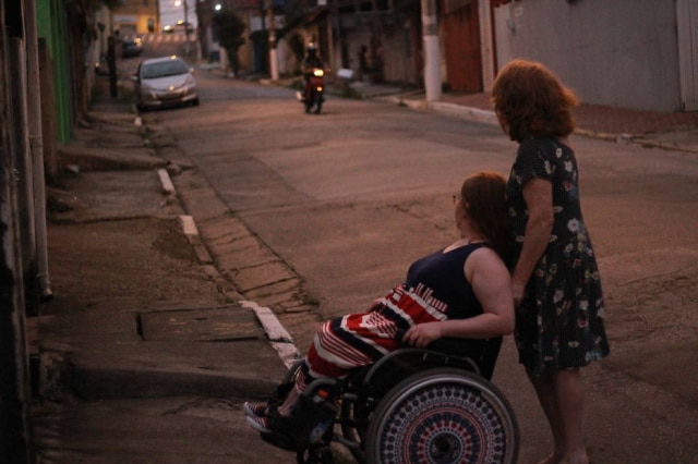 Caio Nascimento / Estadão Marlene Paiva sai com Elaine quando ela precisa. As duas enfrentam juntas a falta de acessibilidade urbana.