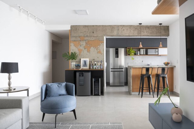 Cris Farhat Vista a partir da sala de TV com vista para a cozinha. Ao fundo, bar ganha destaque com mapa na parede