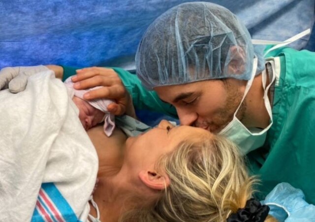 Instagram / @annakournikova Enrique Iglesias com a mulher, Anna Kournikova e o filho recém-nascido do casal