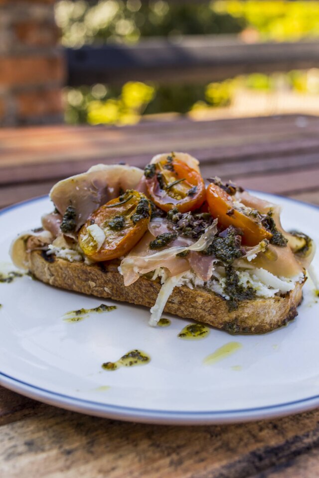 Bruno Menezes Tostada caprese, com mussarela de búfala, tomate confit e presunto cru, da Panni.