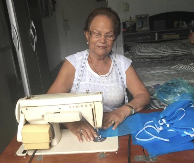 Instagram/@vivendoeaprendendo.oficial Costureiras produzem máscaras para comunidades carentes no Rio de Janeiro contra o coronavírus