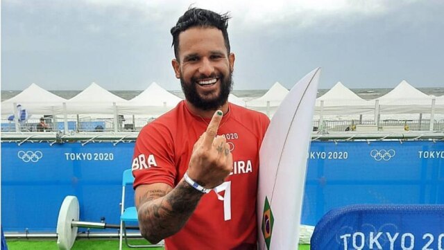 Paulo Favero/ Estadão Ítalo Ferreira exibe unha pintada com as cores do Brasil