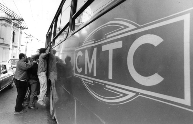 Passageiros tentam entrar em ônibus da CMTC [Companhia Municipal de Transportes Coletivos] em 24/1/1991.