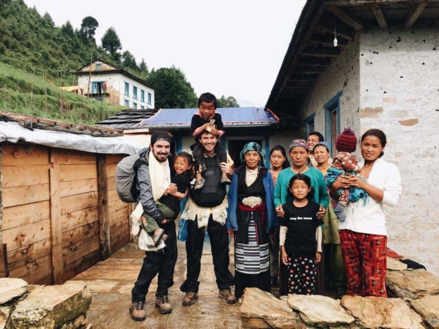 Divulgação Lucas Rodrigues, um dos fundadores da HEVP, e o fotógrafo do grupo, realizam pessoalmente doação de camisetas e refeições no Nepal