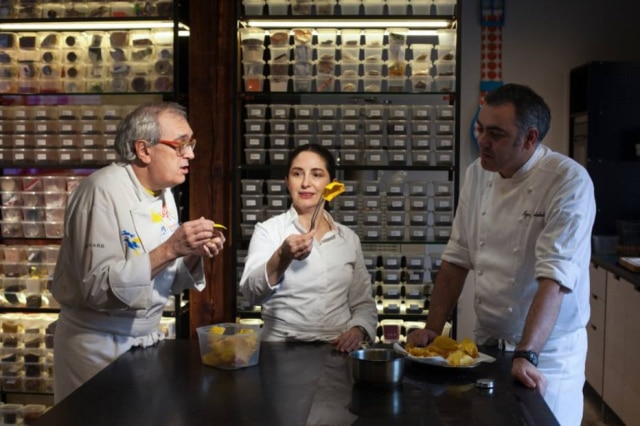 Arnau Bach|NYT A chef Elena Arzak no laboratório de seu restaurante, famoso pelas experimentações.