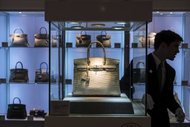 Lam Yik Fei/The New York Times Com um valor de pré-venda entre US$ 190 mil a US$ 260 mil, a peça da Hermés foi anunciada como “a bolsa mais valiosa do mundo”.