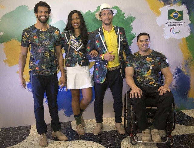 Divulgação/Comitê Paralímpico Brasileiro Andre Brasil (natação), Silvânia Costa (atletismo) e Jovane Guissone (esgrima em cadeira de rodas), ao lado do embaixador paralímpico Flavio Canto.