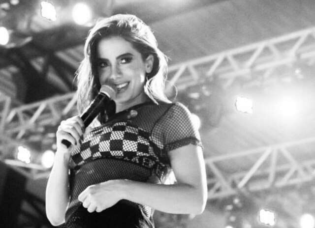 Reprodução/Instagram Anitta foi aplaudida em apresentação com Andrea Boccelli em Curitiba.