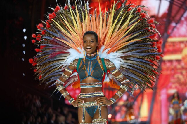 AP Photo/Francois Mori Maria Borges foi a primeira modelo da história a desfilar sem extensões capilares para a Victoria's Secret