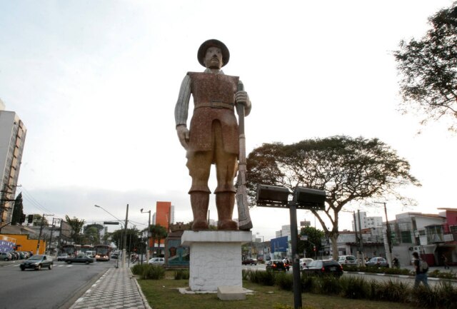 Carol Guedes / Estadão Obra do escultor Júlio Guerra, a estátua do Borba Gato, histórico bandeirante que atuou no Estado de São Paulo, foi inaugurada em 1963 para comemorar o IV Centenário de Santo Amaro. A estátua gerou polêmica entre os moradores da região pela história controversa dos bandeirantes e por Guerra não ter boa fama entre os artistas.