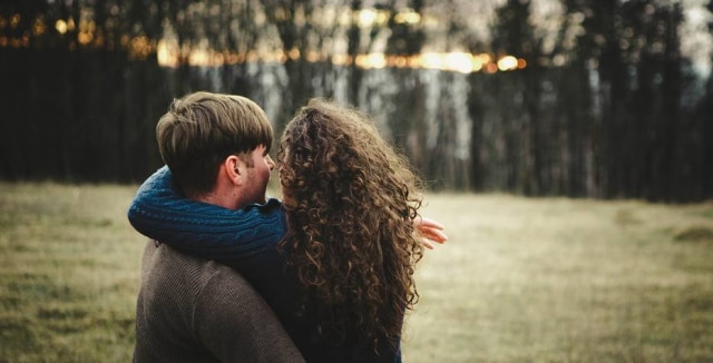 Pixabay Filha postou foto emocionante do pai tentando fazer companhia para a esposa.