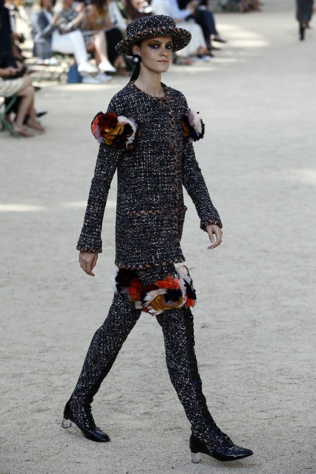AP Photo/Francois Mori Tweed e flores na Chanel.
