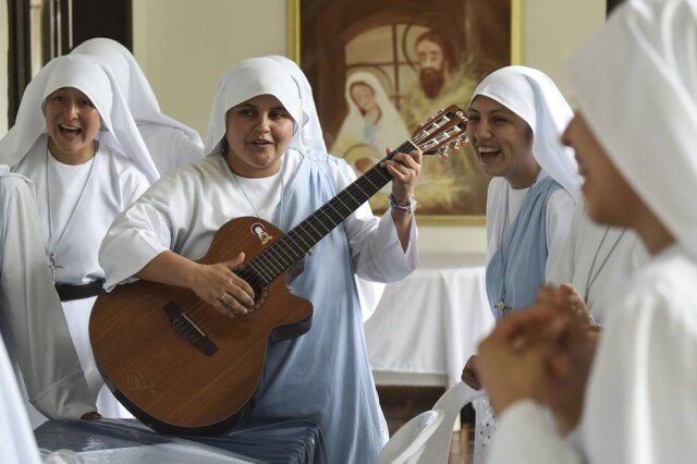 Luis Robayo / AFP Maria Valentina de los Angeles, a 'freira rapper'