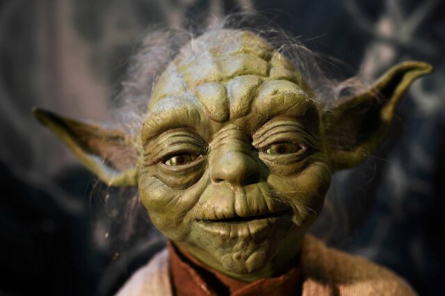 Dylan Martinez/Reuters Uma montagem feita com uma foto do rei Faisal em que ele aparece com Yoda foi parar em livros escolares na Arábia Saudita.