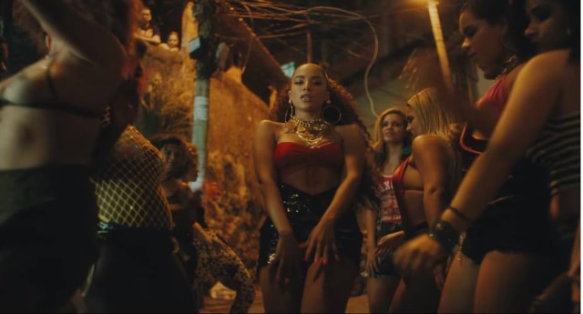Youtube.com/Anitta A equipe de Yasmine Sterea criou os looks das mais de 70 pessoas que aparecem no vídeo