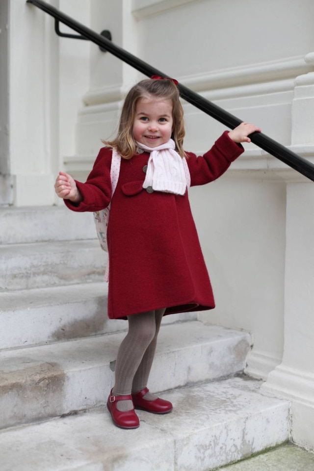 AFP Photo via Kensington Palace Princesa Charlotte em seu primeiro dia de aula.