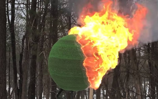 YouTube / @All Is Art Cerca de 42 mil fósforos queimando em esfera.