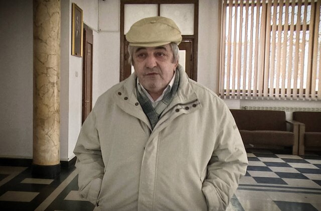 Simona Voicu/Adevarul via AP Constantin Reliu foi declarado como morto em 2016. Ele entrou na Justiça para reverter a situação, mas teve seu pedido negado. 'Estou oficialmente morto mesmo estando vivo', lamentou.