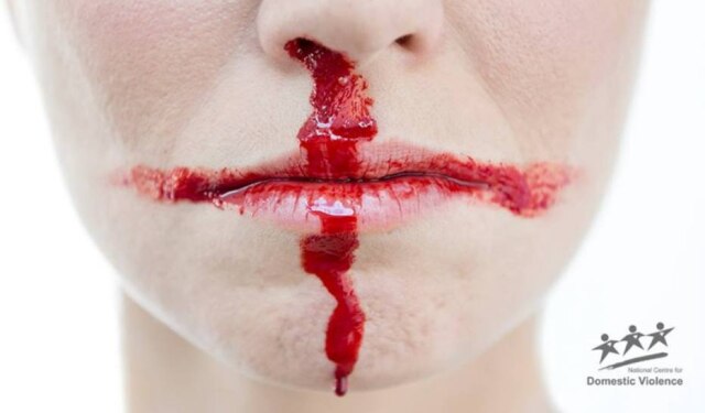 Facebook / National Centre for Domestic Violence A bandeira da Inglaterra é retratada com sangue no rosto de uma mulher; campanha visa alertar o aumento de casos de violência doméstica durante os jogos da Copa do Mundo.