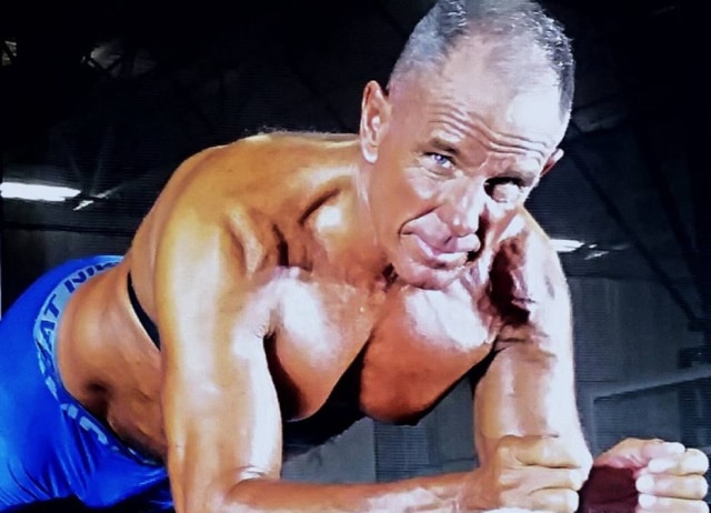 Twitter/@trainer4663 George Hood tem 60 anos e bateu recorde ao ficar 10 horas em posição de prancha.