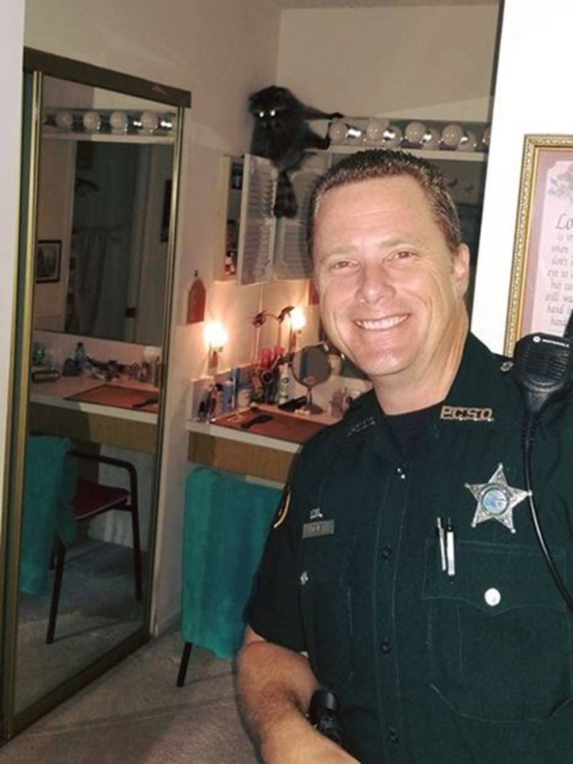 Facebook/@pinellassheriff Guaxinim invade casa na Flórida e é resgatado por xerife.