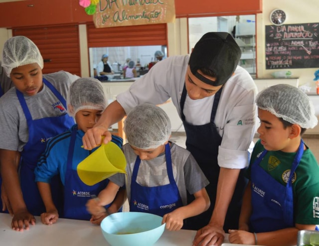 Acorde/Divulgação Crianças do projeto Acorde apoiado pela Abace em oficina de culinária.