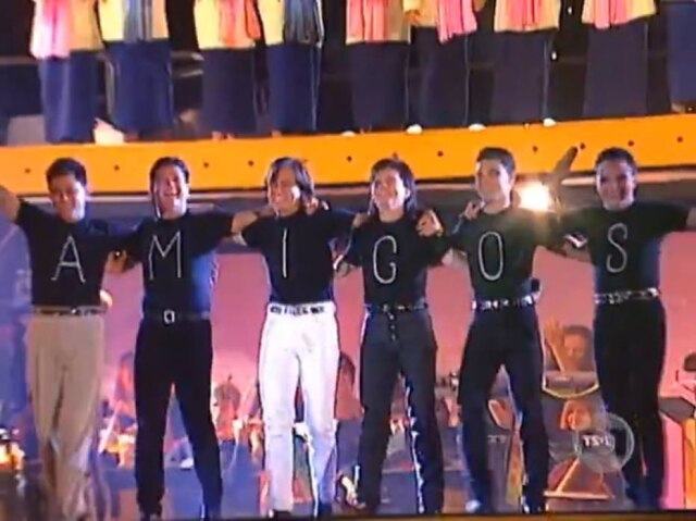 Reprodução de 'Amigos' / Globo 'Amigos' com suas conhecidas camisetas trazendo uma letra da palavra cada uma.