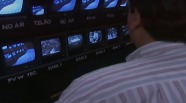 Reprodução de 'Domingão do Faustão' (1989) / Globo Faustão mostra momento de 'bastidores' durante o primeiro 'Domingão do Faustão'.
