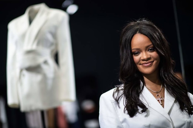 Martin Bureau / AFP A cantora Rihanna no lançamento da grife Fenty.