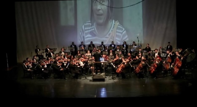 Reprodução de 'Chaves in Concert - OFSBC - Concerto de Final de Ano' / YouTube Orquestra Filarmônica São Bernardo do Campo em apresentação das músicas do seriado 'Chaves'.