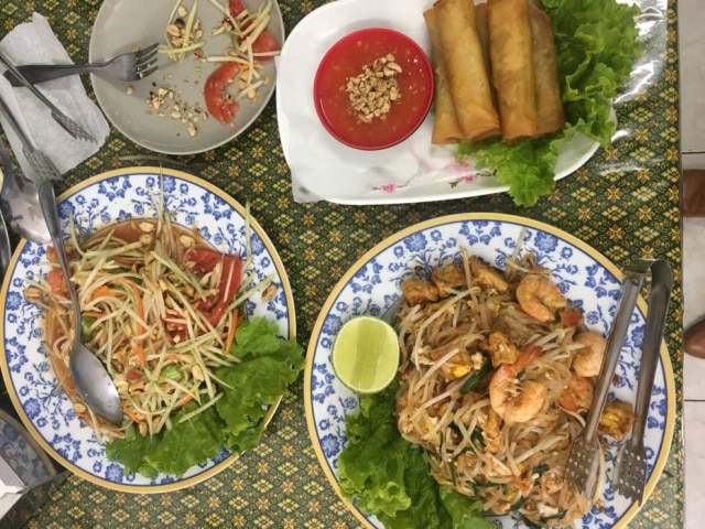 Patrícia Ferraz/Estadão Trio pop. Pad thai, harumaki e salada de papaia verde