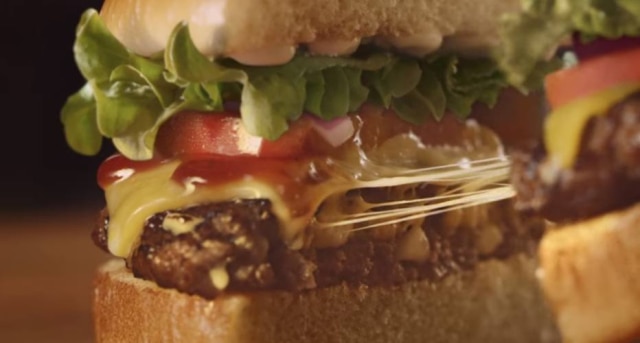 Burger King / Reprodução Bolinhas de queijo na carne se destacam no novo lanche do Burger King.