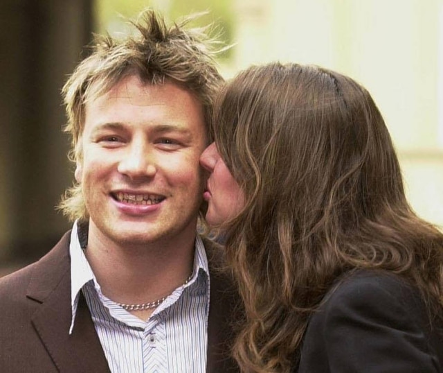 Jamie Oliver e sua mulher Juliette, conhecida como Jools, em outubro de 2003.