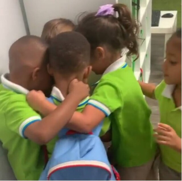 Instagram/@honeyinashell Makai Simmons sendo abraçado pelos amigos de escola após sobreviver ao furacão Dorian.