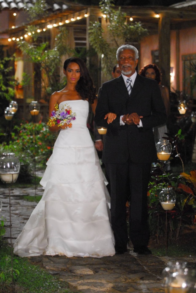 Helena (Taís Araújo) ao lado de Oswaldo (Laércio de Freitas) em cena do casamento entre a personagem e Marcos (José Mayer) em 'Viver a Vida'.