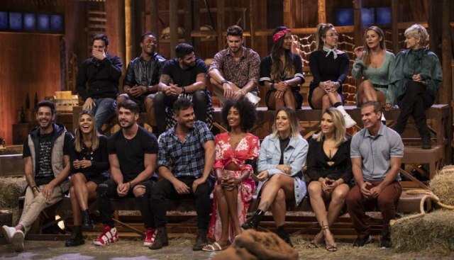 Edu Moraes / Record TV / Divulgação A 11ª temporada do reality show 'A Fazenda' teve sua estreia em 17 de setembro de 2019. A Record divulgou inicialmente a presença de Andréa Nóbrega e Guilherme Leão no elenco, com o restante dos participantes sendo conhecido apenas no programa de estreia - que contou com uma gafe de Túlio Maravilha, ex-jogador do Botafogo e da seleção brasileira, chamando Marcos Mion de 'Bial'. 12 dias após a estreia, Phellipe Haagensen foi expulso do programa, fazendo com que a produção promovesse a entrada de um novo competidor na disputa. Confira a lista de participantes completa de 'A Fazenda' em 2019 a seguir.