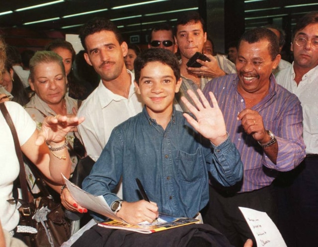 Vinícius de Oliveira durante sua chegada ao aeroporto internacional do Rio de Janeiro após ter participado da cerimônia do Oscar, nos Estados Unidos, em 1998. 