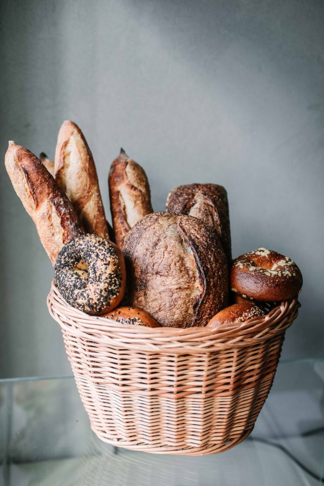 Deli&Co Padaria Kez é especializada em bagel, mas também faz pães de fermentação natural, pita, chalá, entre outros.