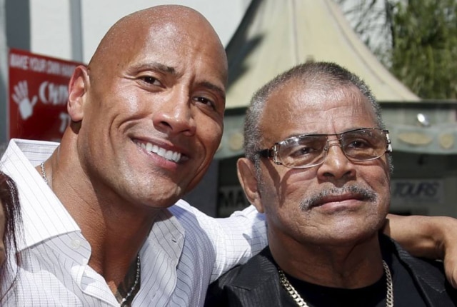 Danny Moloshok / Reuters Dwayne 'The Rock' Johnson ao lado de seu pai, Rocky Johnson, em foto de 19 de maio de 2015.