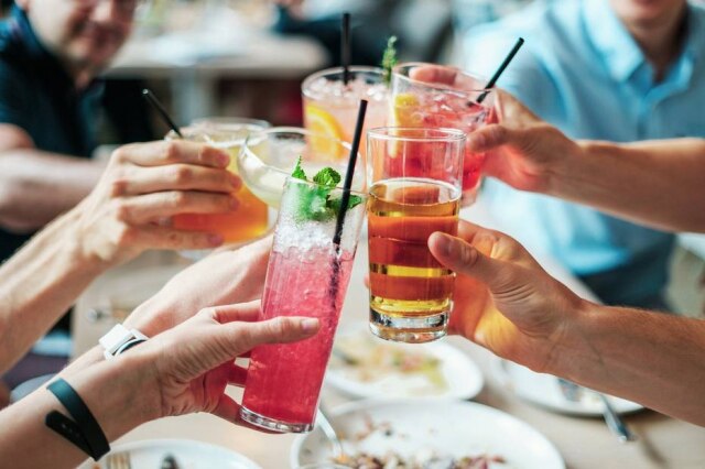 Pixabay O consumo de álcool pode anular o efeito de alguns medicamentos.