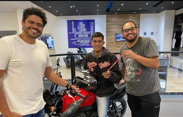 Reprodução Instagram/ @matheuspiresdd Douglas Nascimento, o motoboy Matheus Pires e o humorista Matheus Ceará