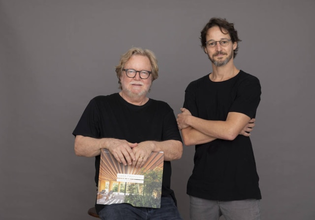 Leo Aversa Os arquitetos Paulo (sentado) e Bernardo Jacobsen posam com livro recém-lançado